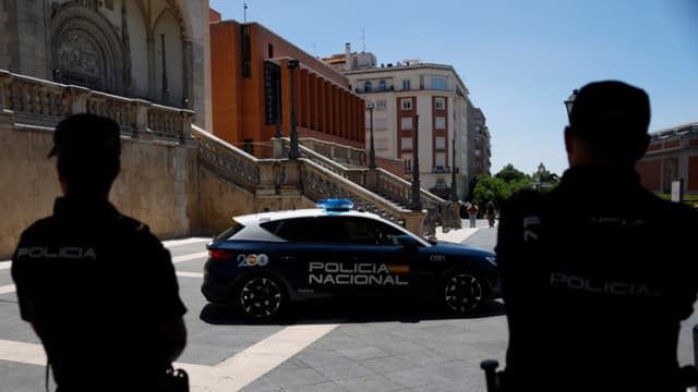 Imagen de archivo de dos agentes de la Policía Nacional en el centro de Madrid. (EFE/ Mariscal)