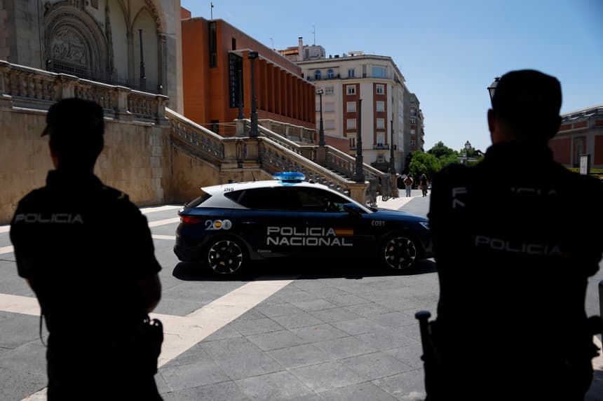Imagen de archivo de dos agentes de la Policía Nacional en el centro de Madrid. (EFE/ Mariscal)