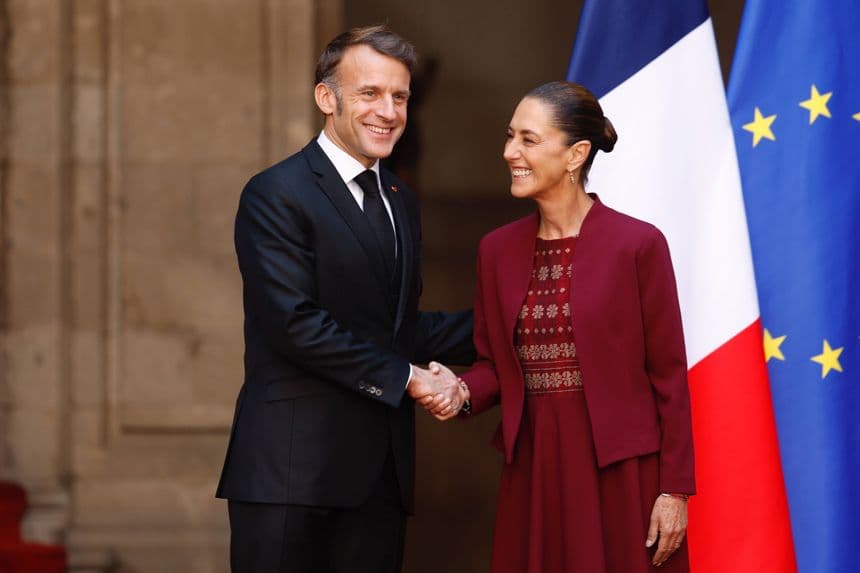 La presidenta de México, Claudia Sheinbaum (Dcha.), saluda al presidente de Francia, Emmanuel Macron a su llegada este viernes, en la Ciudad de México, México. Sheinbaum recibió a Macron en una visita oficial centrada en la cooperación política, económica y cultural, y en la que México buscará la restitución de códices históricos actualmente en Francia. (EFE/ Sáshenka Gutiérrez)