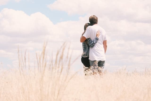 Abrazo. (StockSnap/Pixabay)