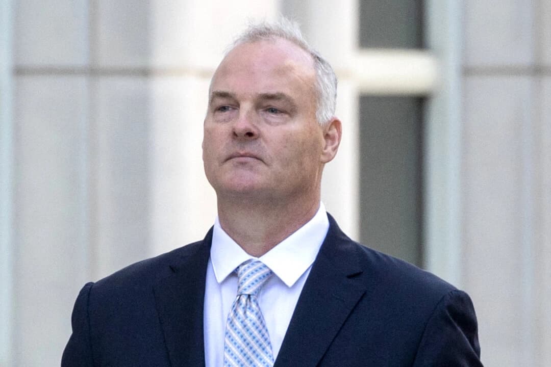 El sargento retirado de la policía de Nueva York, Michael McMahon, llega a la Corte Federal de Brooklyn para su juicio el 31 de mayo de 2023. (Yuki Iwamura/AFP vía Getty Images)