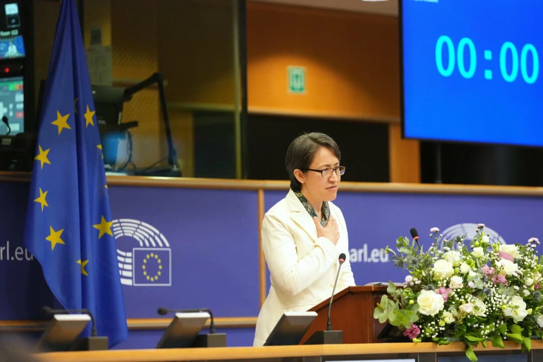 La vicepresidenta de Taiwán, Bi-Khim Hsiao, habla durante un acto en el Parlamento Europeo en Bruselas, el viernes 7 de noviembre de 2025. (Foto AP/Virginia Mayo)