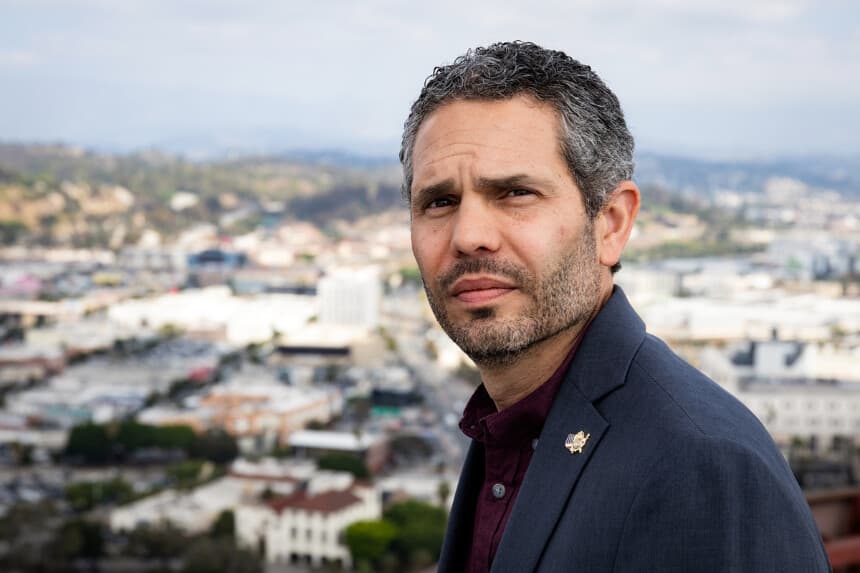 Brian Clark, agente especial a cargo de la división de campo de Los Ángeles de la Agencia Antidrogas, contempla la ciudad de Los Ángeles el 30 de septiembre de 2025. Clark dijo que las organizaciones chinas de lavado de dinero han dominado el mercado en los últimos años. John Fredricks/The Epoch Times