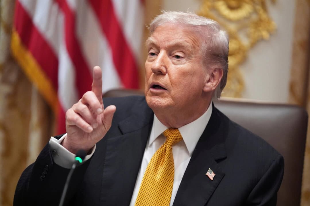 El presidente Donald Trump habla con la prensa durante una reunión con el primer ministro húngaro Viktor Orbán en el Salón del Gabinete de la Casa Blanca, en Washington, el 7 de noviembre de 2025. (Foto AP/Evan Vucci)