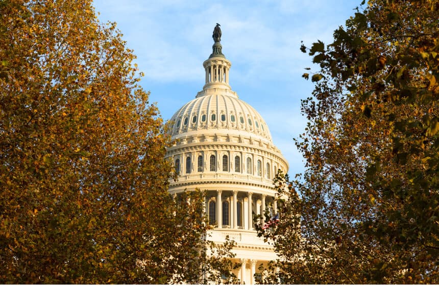 El Capitolio de los Estados Unidos se ve en el 40.º día del cierre del Gobierno, el 9 de noviembre de 2025, en Washington D. C. El Senado se reunió en una sesión extraordinaria dominical con el fin de poner fin al cierre del Gobierno. (Foto de Anna Rose Layden/Getty Images)
