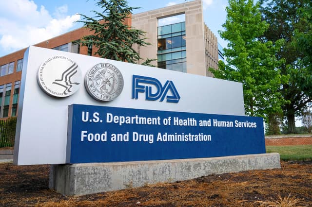 Un cartel de la Administración de Alimentos y Medicamentos (FDA) visto fuera de la sede central el 20 de julio de 2020 en White Oak, Maryland. (Foto de Sarah Silbiger/Getty Images)