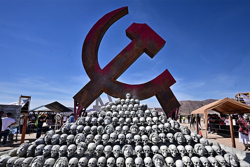 La escultura "Monumento a las víctimas del comunismo", del artista Chen Weiming, en el Liberty Sculpture Park, en la localidad de Yermo, en el desierto de Mojave, California. (FREDERIC J. BROWN/AFP vía Getty Images)