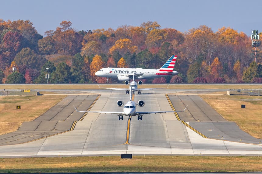 Llega el tráfico aéreo matutino (de vuelta) mientras otros aviones ruedan hacia y desde las puertas de embarque en el Aeropuerto Internacional Charlotte-Douglas (CLT) el 9 de noviembre de 2025 en Charlotte, Carolina del Norte. La FAA ha seleccionado 40 aeropuertos "de gran volumen", incluido el Aeropuerto Internacional Charlotte-Douglas, para reducir los vuelos en medio del cierre del gobierno. (Foto de Grant Baldwin/Getty Images)