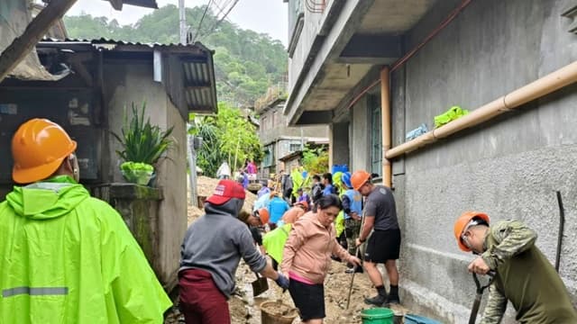 Provincia de Mountain (Mountain Province-DRRMO) muestra a residentes y unidades de respuesta a emergencias realizando operaciones de limpieza en zonas enlodadas por los efectos del tifón Fung-Wong, en la provincia de Mountain. (EFE/EPA/PROVINCIA DE MONTAÑA-DRRMO)