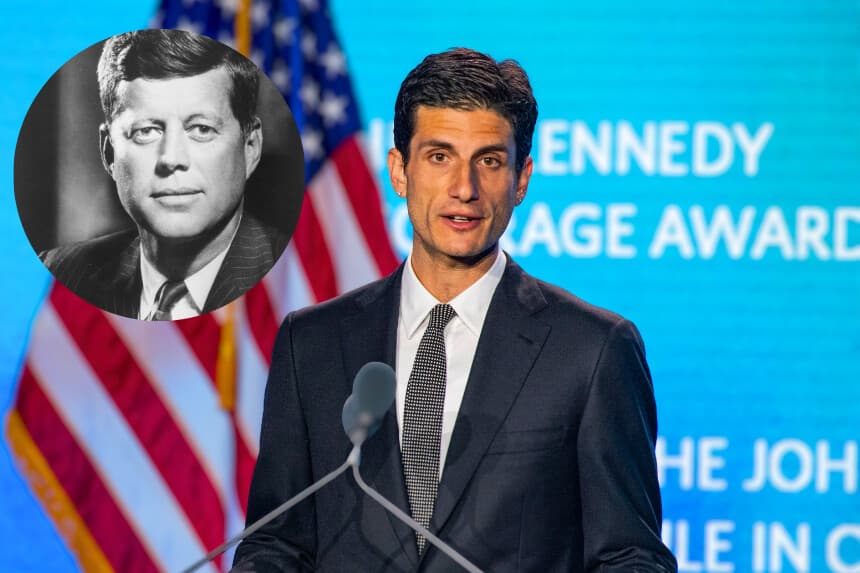 Foto compuesta. Fondo: El escritor estadounidense Jack Schlossberg habla en la Biblioteca y Museo Presidencial John F. Kennedy en Boston, Massachusetts, el 4 de mayo de 2025. (JOSEPH PREZIOSO/AFP vía Getty Images) Esquina izquierda: Alrededor de 1960: el presidente estadounidense John F. Kennedy (1917-1963). (Fabian Bachrach/Fox Photos/Getty Images)