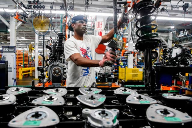Trabajadores ensamblan autos en la planta de ensamblaje recientemente renovada de Ford, en Chicago, el 24 de junio de 2019. (Jim Young/AFP vía Getty Images)