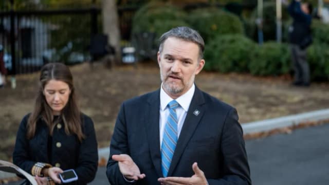 El representante comercial de Estados Unidos, Jamieson Greer, habla con periodistas en la Casa Blanca el 30 de octubre de 2025. (Madalina Kilroy/The Epoch Times)