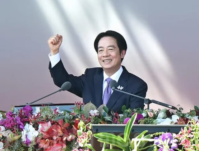 El presidente taiwanés, Lai Ching-te, pronuncia su discurso durante las celebraciones del Día Nacional frente a la Oficina Presidencial en Taipéi, el 10 de octubre de 2025. (Sung Pi-lung/The Epoch Times)