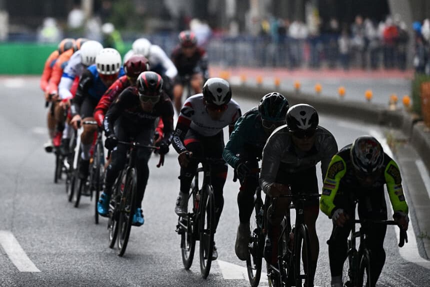 Ciclistas pasan por debajo de un puente durante el Tour de France Saitama Criterium, el 9 de noviembre de 2025. (GREG BAKER/AFP vía Getty Images)