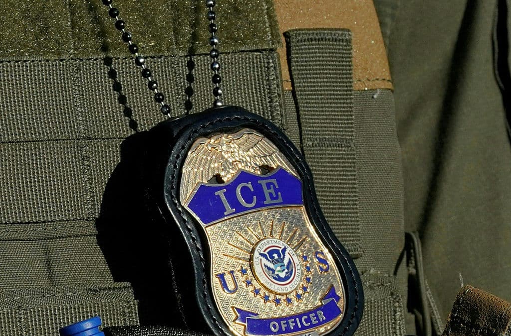 Imagen de archivo del 7 de mayo de 2025 en Newark, Nueva Jersey, que muestra una placa colgada sobre el uniforme de un agente del Servicio de Inmigración y Control de Aduanas (ICE). (TIMOTHY A. CLARY/AFP a través de Getty Images)