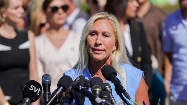 La representante estadounidense Marjorie Taylor Greene (R-Ga.) habla en una rueda de prensa junto a las presuntas víctimas de Jeffrey Epstein en el Capitolio de Estados Unidos en Washington D. C. el 3 de septiembre de 2025. (Foto de Bryan Dozier / Middle East Images vía AFP) (Foto de BRYAN DOZIER/Middle East Images/AFP vía Getty Images)