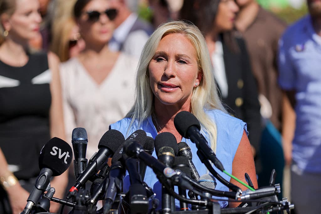 La representante estadounidense Marjorie Taylor Greene (R-Ga.) habla en una rueda de prensa junto a las presuntas víctimas de Jeffrey Epstein en el Capitolio de Estados Unidos en Washington D. C. el 3 de septiembre de 2025. (Foto de Bryan Dozier / Middle East Images vía AFP) (Foto de BRYAN DOZIER/Middle East Images/AFP vía Getty Images)