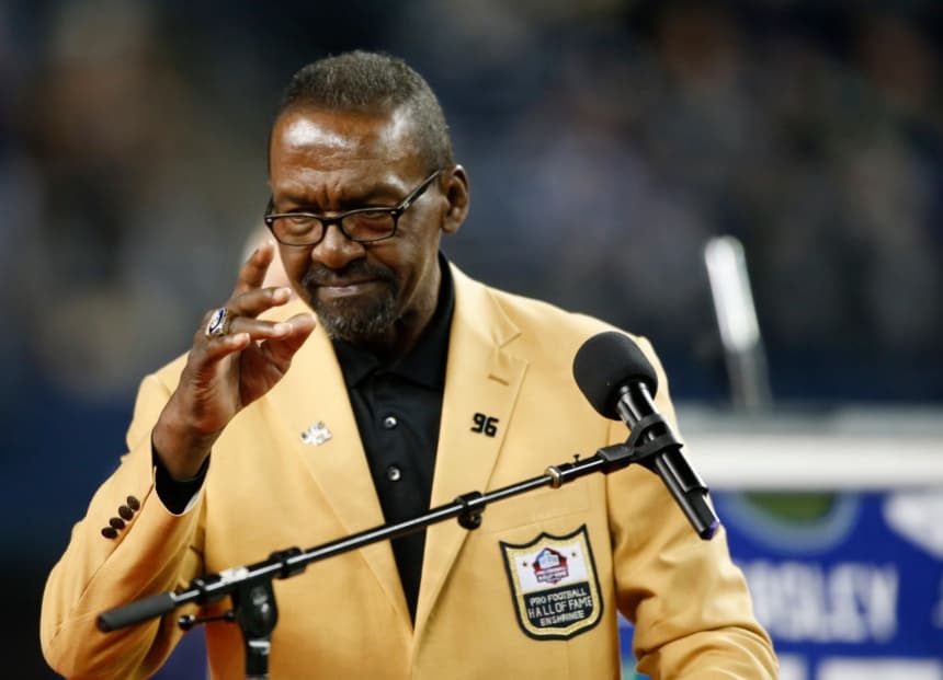 Kenny Easley, exjugador de los Seahawks y miembro del Salón de la Fama de la NFL, saluda al público mientras su número es retirado durante el medio tiempo del partido entre los Seattle Seahawks y los Indianapolis Colts en el CenturyLink Field, el 1 de octubre de 2017 en Seattle, Washington. (Otto Greule Jr/Getty Images)