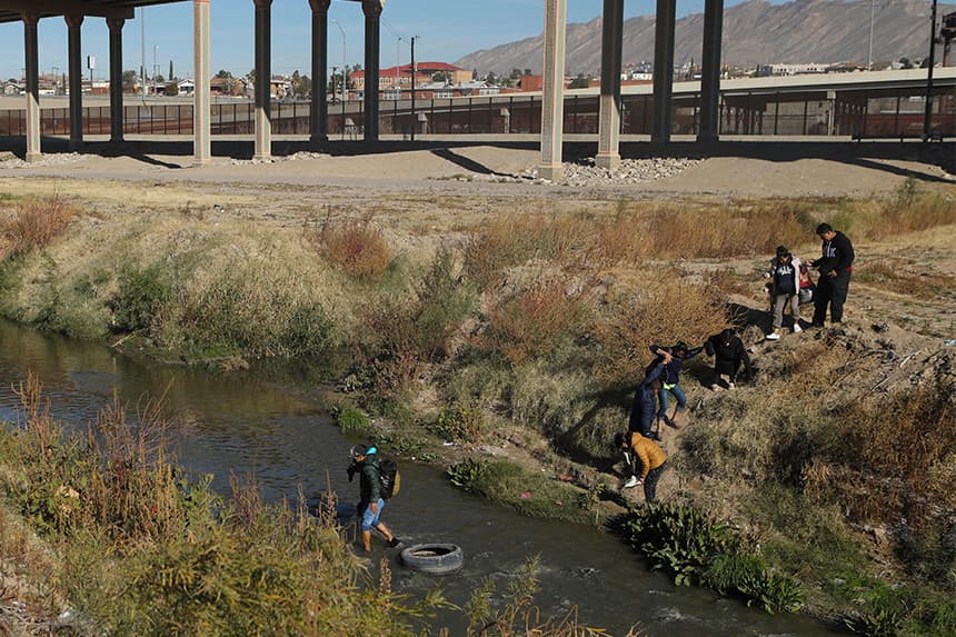 Migrantes de Perú y Nicaragua regresan a México a través del Río Bravo el 20 de diciembre de 2022. (HERIKA MARTÍNEZ/AFP vía Getty Images)