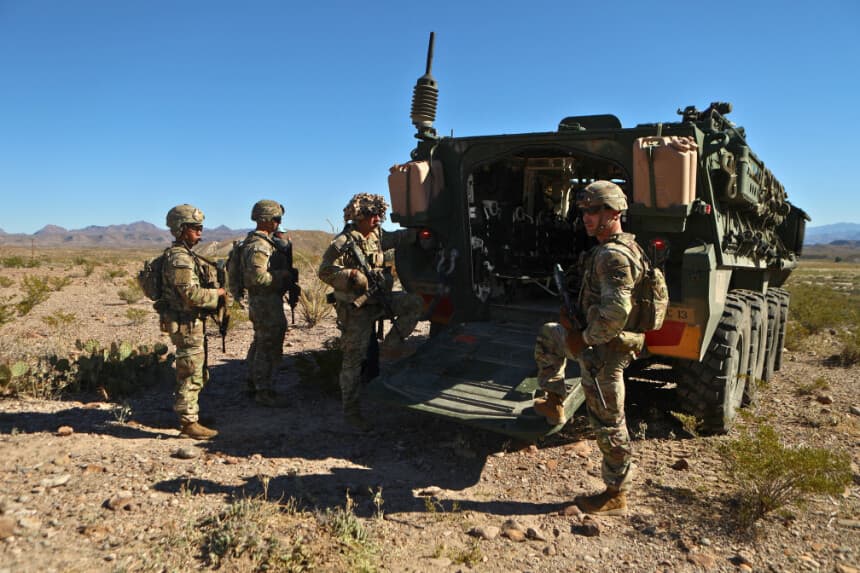 Soldados del Ejército de los Estados Unidos al lado de un vehículo blindado de ocho ruedas en Presidio, Texas, el 4 de noviembre de 2025. (HERIKA MARTÍNEZ/AFP a través de Getty Images)