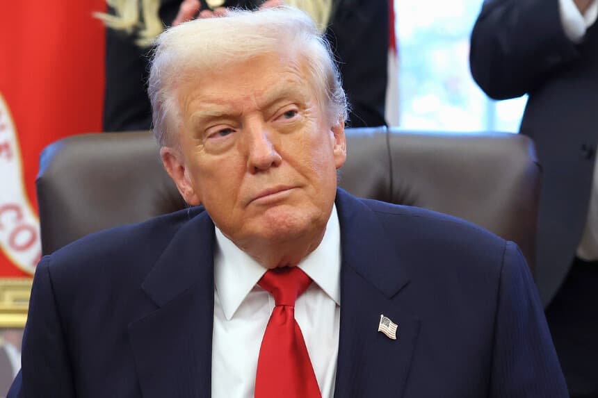 El presidente de Estados Unidos, Donald Trump, observa durante la ceremonia de juramento del embajador de Estados Unidos en la India, Sergio Gor, en el Despacho Oval de la Casa Blanca, el 10 de noviembre de 2025 en Washington, DC. (Anna Moneymaker/Getty Images).
