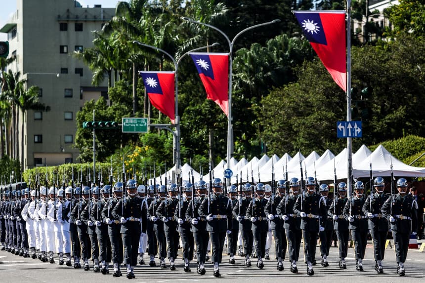 Guardias de honor marchan durante las celebraciones del Día Nacional frente al Palacio Presidencial en Taipéi, el 10 de octubre de 2025.(I-HWA CHENG/AFP vía Getty Images)