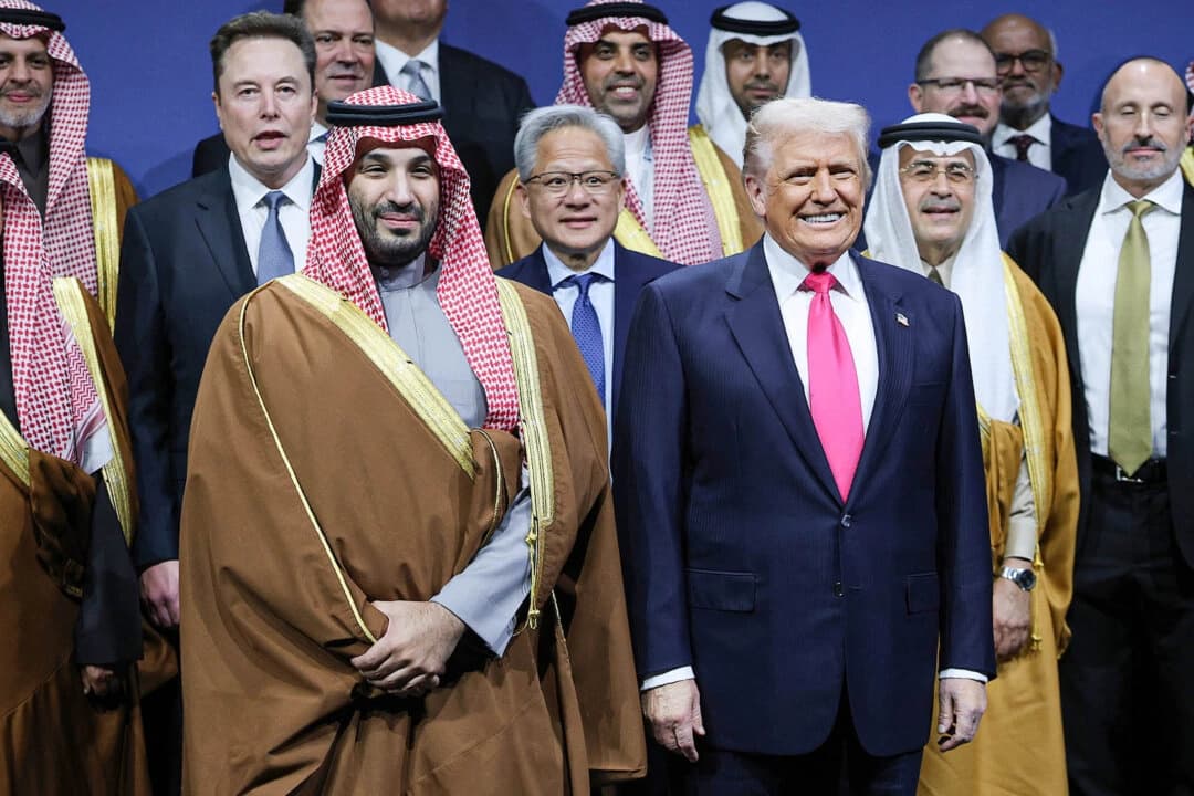 El presidente Donald Trump y el príncipe heredero Mohammed bin Salman de Arabia Saudita en el Foro de Inversión Estados Unidos-Arabia Saudita en el Centro Kennedy de Washington, el 19 de noviembre de 2025. (Win McNamee/Getty Images)