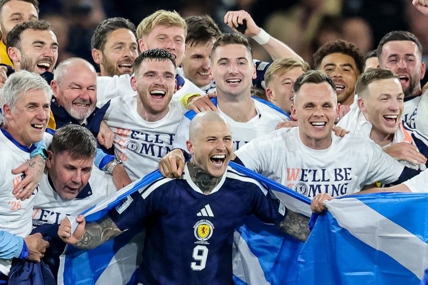 Lydon Dykes celebra con sus compañeros la victoria de Escocia ante Dinamarca en el partido disputado este martes. (EFE/EPA/ROBERT PERRY)