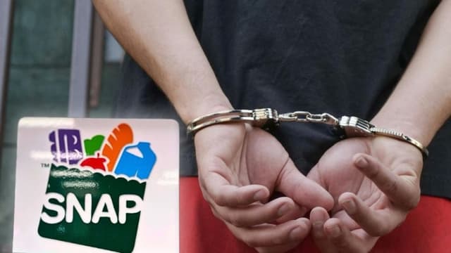 Imagen compuesta The Epoch Times (Fondo: Kindel Media/Pexels, Esquina izquierda: Letrero de SNAP EBT en una gasolinera de Riverwoods, Illinois, el 1 de noviembre de 2025. Nam Y. Huh/AP Photo)