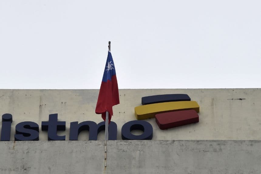 La bandera de Taiwán ondea sobre la embajada taiwanesa en Panamá el 13 de junio de 2017 en la ciudad de Panamá. Panamá y China anunciaron el 13 de junio que establecían relaciones diplomáticas, convirtiéndose así la nación centroamericana en la última en abandonar a Taiwán para estrechar lazos con la segunda economía más grande del mundo. (RODRIGO ARANGUA/AFP vía Getty Images)