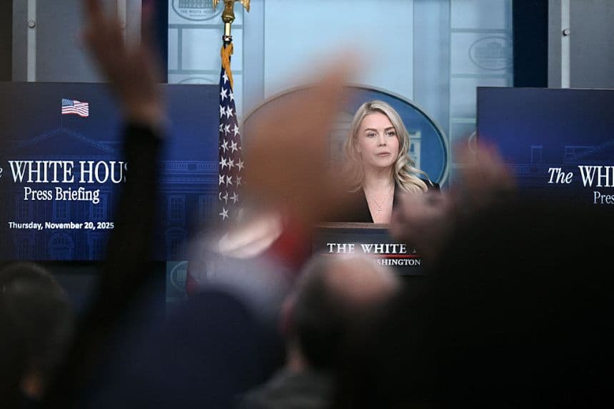 La secretaria de prensa de la Casa Blanca, Karoline Leavitt, responde a las preguntas de los periodistas durante la rueda de prensa diaria en la sala Brady Briefing Room de la Casa Blanca en Washington D. C., el 20 de noviembre de 2025. (BRENDAN SMIALOWSKI/AFP a través de Getty Images)
