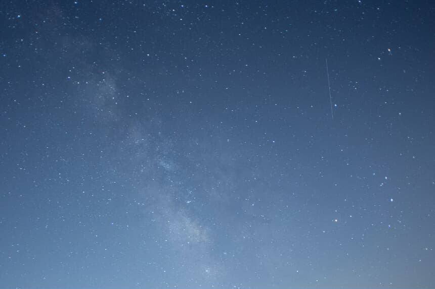 Un meteoro atraviesa el cielo frente a un campo de estrellas durante una lluvia de meteoritos en Ronda, Andalucía, España, el 12 de agosto de 2025. (Foto de JORGE GUERRERO / AFP) (Foto de JORGE GUERRERO/AFP a través de Getty Images).