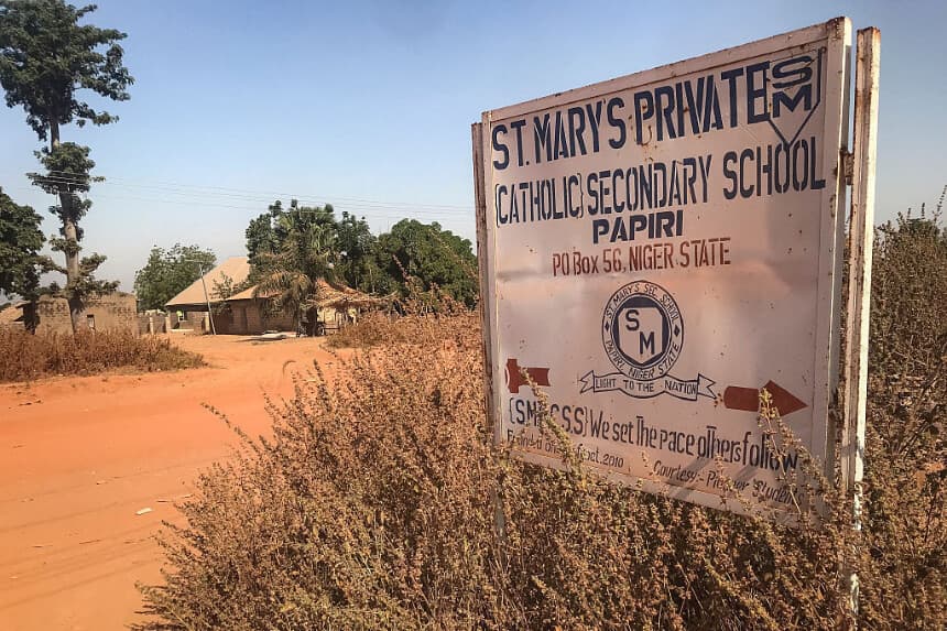 Un letrero de la escuela secundaria católica privada St Mary's se encuentra a la entrada de la escuela en Papiri, el 23 de noviembre de 2025. Cincuenta de los más de 300 niños secuestrados en una escuela católica de Nigeria escaparon de sus captores, según informó un grupo cristiano en un comunicado el 23 de noviembre. Hombres armados asaltaron la escuela mixta St Mary's en el estado de Níger, al oeste de Nigeria, en la madrugada del 21 de noviembre, y se llevaron a 303 niños y 12 maestros en uno de los secuestros masivos más grandes de Nigeria. (Ifeanyi Immanuel Bakwenye / AFP vía Getty Images)