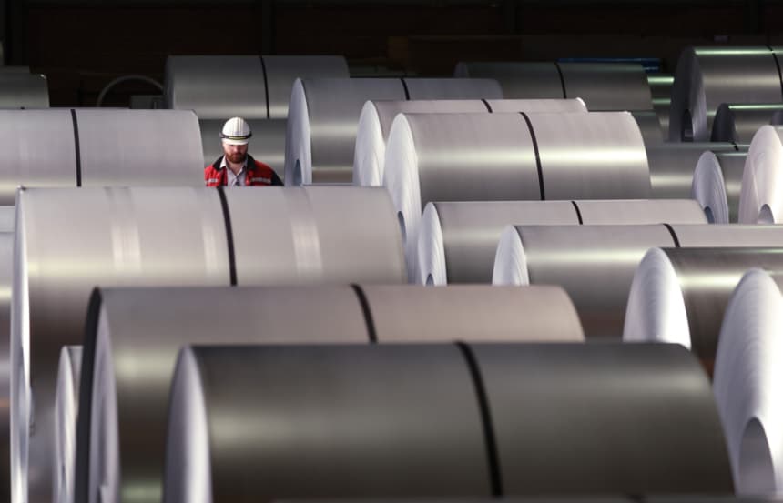 Un trabajador camina entre rollos de acero terminado en la planta siderúrgica de Thyssenkrupp el 9 de abril de 2025 en Duisburg, Alemania. (Sean Gallup/Getty Images)