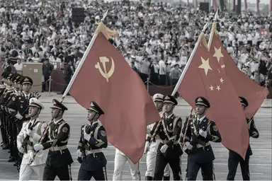 Soldados chinos desfilan con la bandera nacional, la bandera del Partido Comunista de China y la del Ejército Popular de Liberación el 3 de septiembre de 2025, en la plaza de Tiananmen, en Beijing (China), (Kevin Frayer/Getty Images)