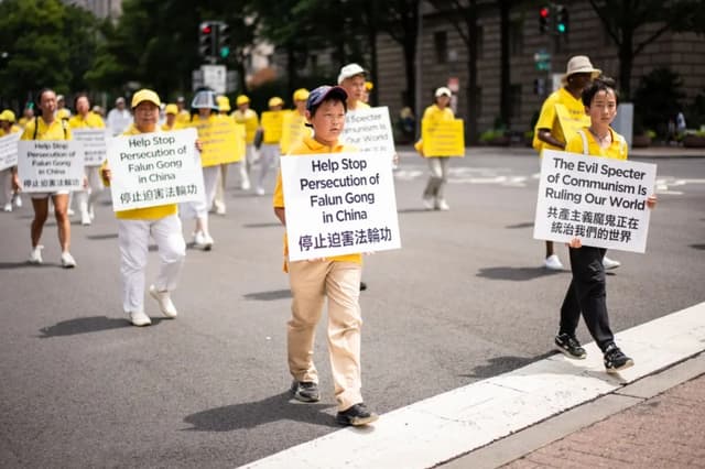 Practicantes de Falun Dafa participan en una marcha para pedir el fin de los 26 años de persecución de la práctica en China por parte del Partido Comunista Chino, en Washington, el 17 de julio de 2025. (Madalina Kilroy/The Epoch Times)