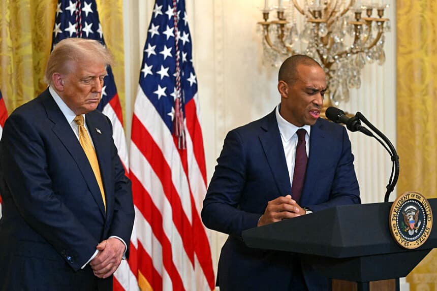 El secretario de Vivienda, Scott Turner (derecha), con el presidente Donald Trump en Washington el 22 de julio de 2025. (Andrew Caballero-Reynolds/AFP vía Getty Images)