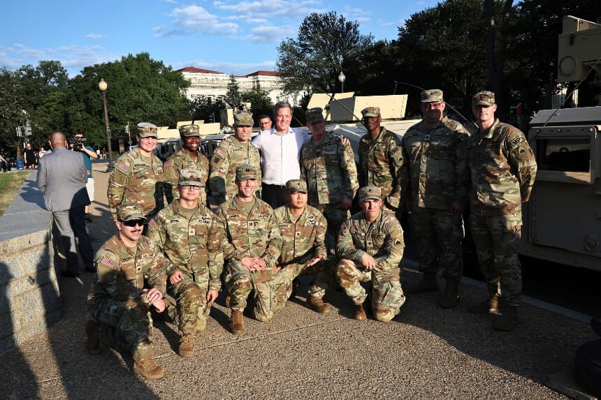 WASHINGTON, DC - 12 DE AGOSTO: El secretario del Ejército de los Estados Unidos, Daniel Driscoll (C), posa para una foto de grupo con miembros de la Guardia Nacional de Washington, DC, mientras se concentran en el National Mall el 12 de agosto de 2025 en Washington, DC. La administración Trump ha iniciado una toma de control federal de la policía de DC y ha movilizado a la Guardia Nacional de DC, afirmando que estas medidas son necesarias para restablecer el orden en la ciudad. Las autoridades municipales afirman que no tenían conocimiento previo de estos planes. (Foto de Win McNamee/Getty Images).
