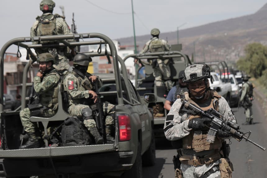 Efectivos de la Secretaría de Defensa y la Guardia Nacional mexicanas arrestaron este martes a cuatro individuos en el estado de Michoacán, a los que les incautaron artefactos explosivos "improvisados" y dos vehículos. Fotografía de archivo. (EFE/ Iván Villanueva)