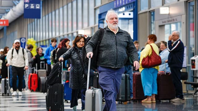 Viajeros llegan para tomar sus vuelos en el Aeropuerto Internacional O'Hare de Chicago, Illinois, el 25 de noviembre de 2025, antes de las próximas vacaciones de Acción de Gracias. (Foto de KAMIL KRZACZYNSKI / AFP a través de Getty Images)