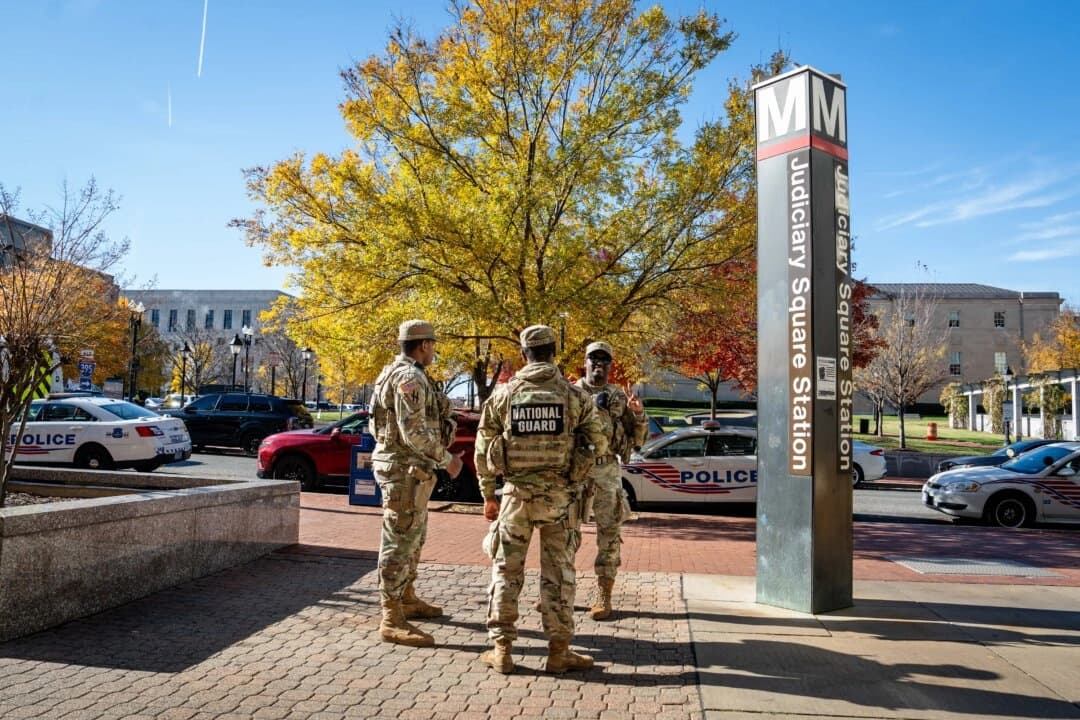 Miembros de la Guardia Nacional en la parada del metro de Judiciary Square en Washington el 24 de noviembre de 2025. (Madalina Kilroy/The Epoch Times)