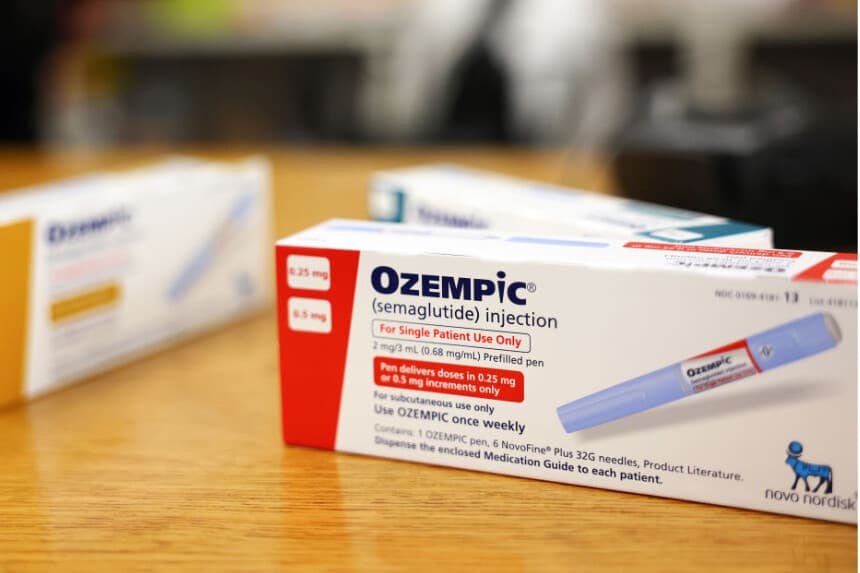 Cajas del medicamento para la diabetes Ozempic descansan en el mostrador de una farmacia en Los Ángeles el 17 de abril de 2023. (Mario Tama/Getty Images)