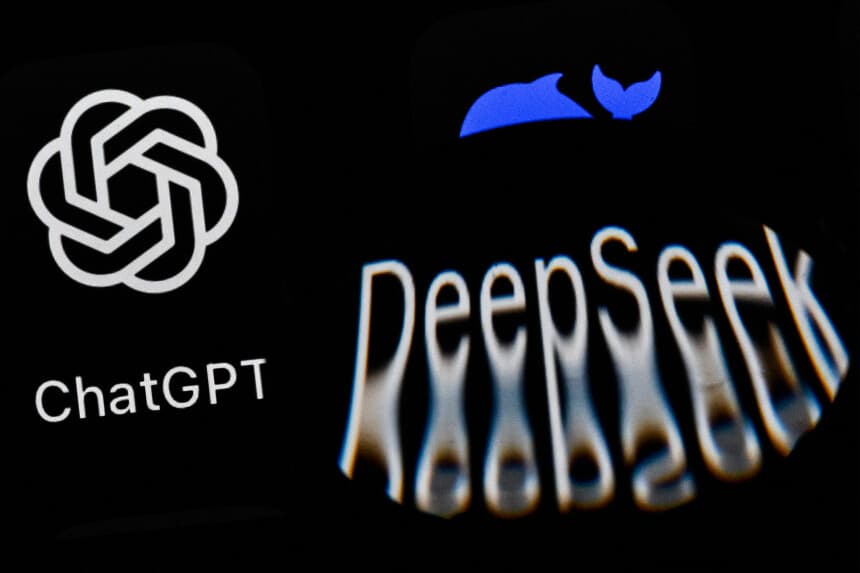 Esta ilustración tomada el 11 de febrero de 2025 en Toulouse, en el suroeste de Francia, muestra la pantalla de una tableta con el logotipo de DeepSeek, una empresa china de inteligencia artificial que desarrolla modelos lingüísticos de código abierto, y el logotipo del chatbot de inteligencia artificial ChatGPT de OpenAI. (Foto de Lionel BONAVENTURE / AFP) (Foto de LIONEL BONAVENTURE/AFP a través de Getty Images).