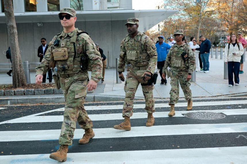 Miembros de la Guardia Nacional responden a un tiroteo cerca de la Casa Blanca, en Washington, D.C., el 26 de noviembre de 2025. (Chip Somodevilla/Getty Images)