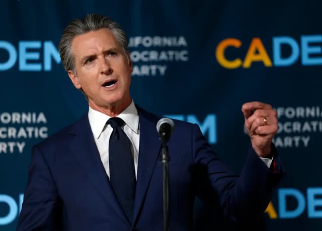 El gobernador de California, Gavin Newsom, habla durante una reunión celebrada la noche de las elecciones en la sede del Partido Demócrata de California el 4 de noviembre de 2025 en Sacramento, California. Newsom dijo que apoyaba a David Huerta tras su detención por obstrucción a los agentes federales, y lo calificó como un "líder respetado". (Justin Sullivan/Getty Images)