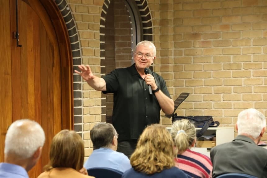 El padre Henry Adler en la proyección de "Órganos de Estado" en la Iglesia Católica de la Sagrada Familia en Ingleburn, Sídney, Australia, el 22 de noviembre de 2025. (Cortesía de NTD)