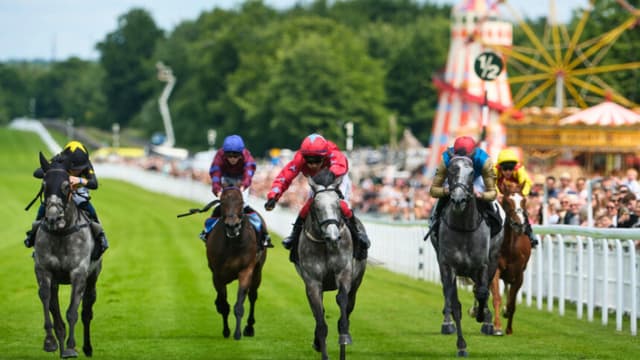 CHICHESTER, INGLATERRA - 8 DE JUNIO: Jack Dace, montando a Mister Bluebird (rojo), gana la carrera The Goodwood Horseracing Club Membership Handicap en el hipódromo de Goodwood el 8 de junio de 2025 en Chichester, Inglaterra. (Foto de Alan Crowhurst/Getty Images).