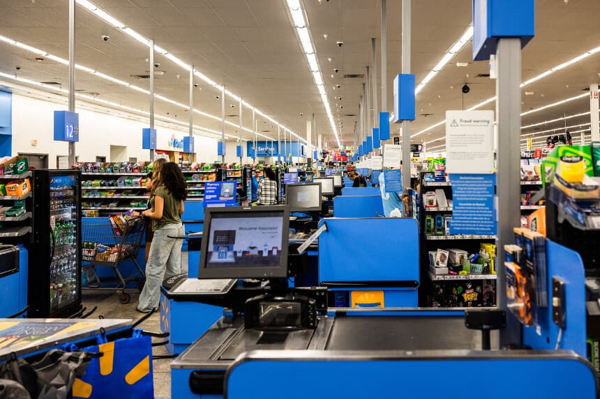 Imagen ilustrativa. Cajas automáticas con cajeros y clientes en los pasillos de una tienda Walmart y un supermercado en Florida City, en el estado de Florida, en los Estados Unidos de América (EE. UU.), el 5 de agosto de 2025. (JC MILHET/Hans Lucas/AFP vía Getty Images)