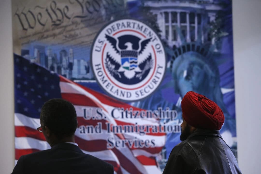 Los padres esperan entrevistas para sus hijos en la oficina de distrito del Servicio de Ciudadanía e Inmigración de Estados Unidos (USCIS) en la ciudad de Nueva York el 29 de enero de 2013. (John Moore/Getty Images)