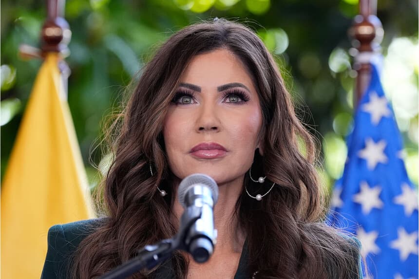 La secretaria de Seguridad Nacional de Estados Unidos, Kristi Noem, habla durante una conferencia de prensa en el Palacio Presidencial de Ecuador en Quito, Ecuador, el 31 de julio de 2025. (Alex Brandon/Pool vía Getty Images)